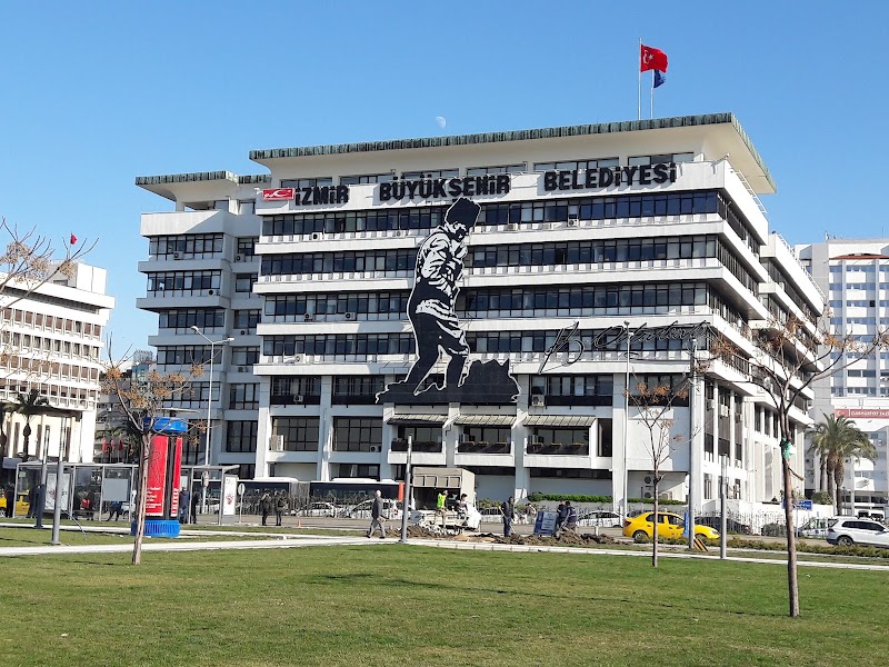 İzmir Büyükşehir Belediyesi Plajı: Kentsel Kaçış Noktası ve Kıyısal Huzurun Adresi